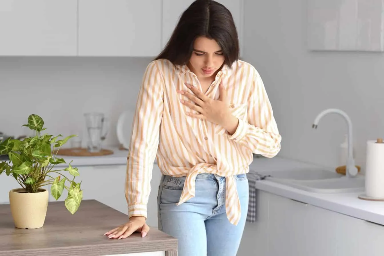 femme-hyperventilation Femme essouflé faisant de l'hyperventilation suite à un effort