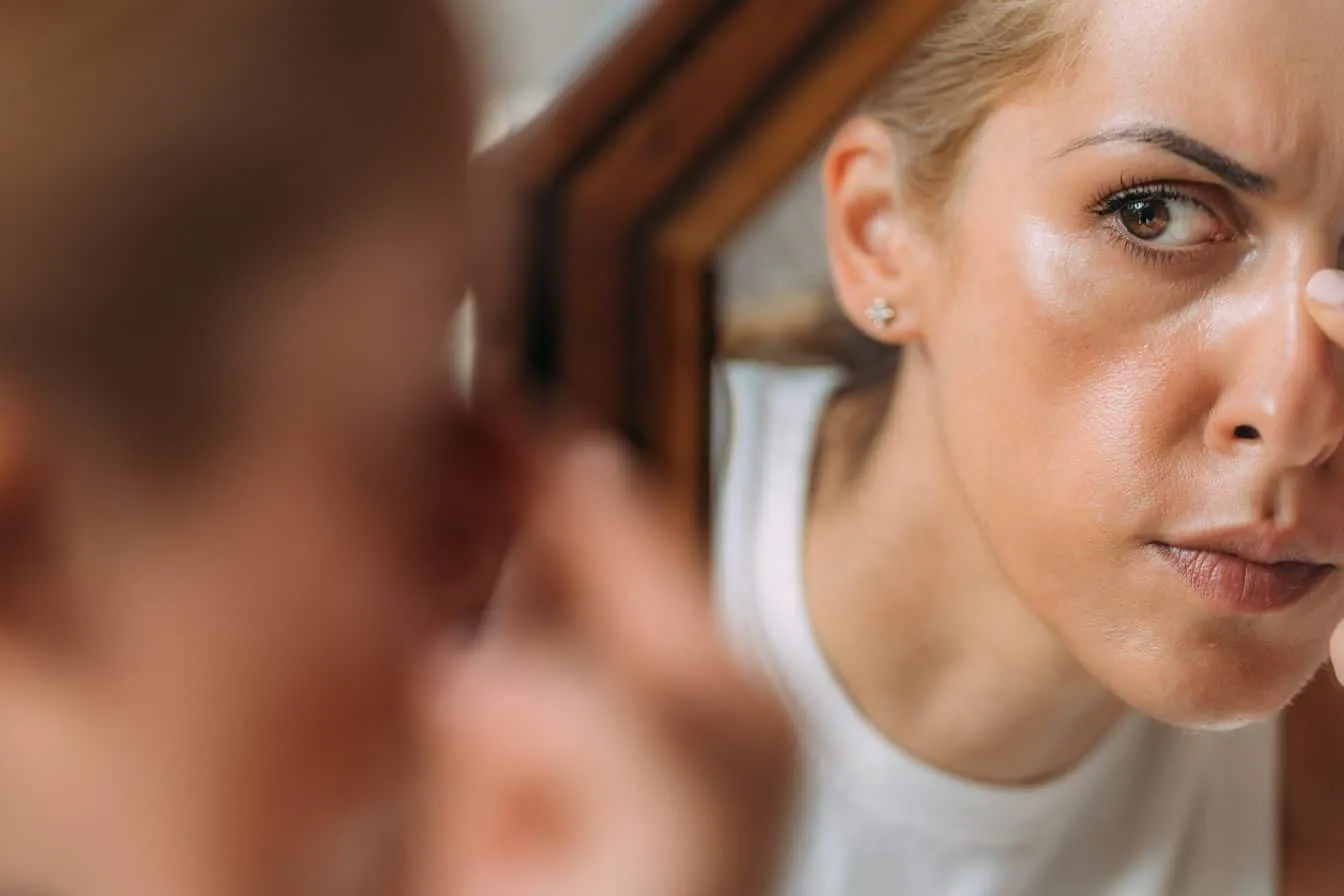 dysmorphophobie Femme se regardant dans le miroir étant dysmorphophobique