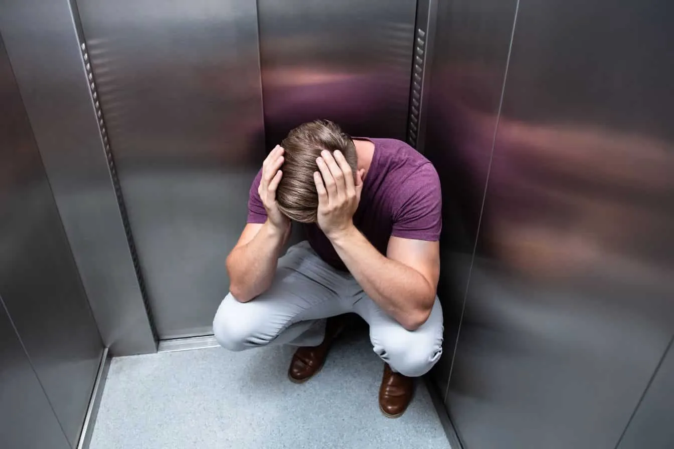 homme-Agoraphobe Homme agoraphobe dans un ascenceur