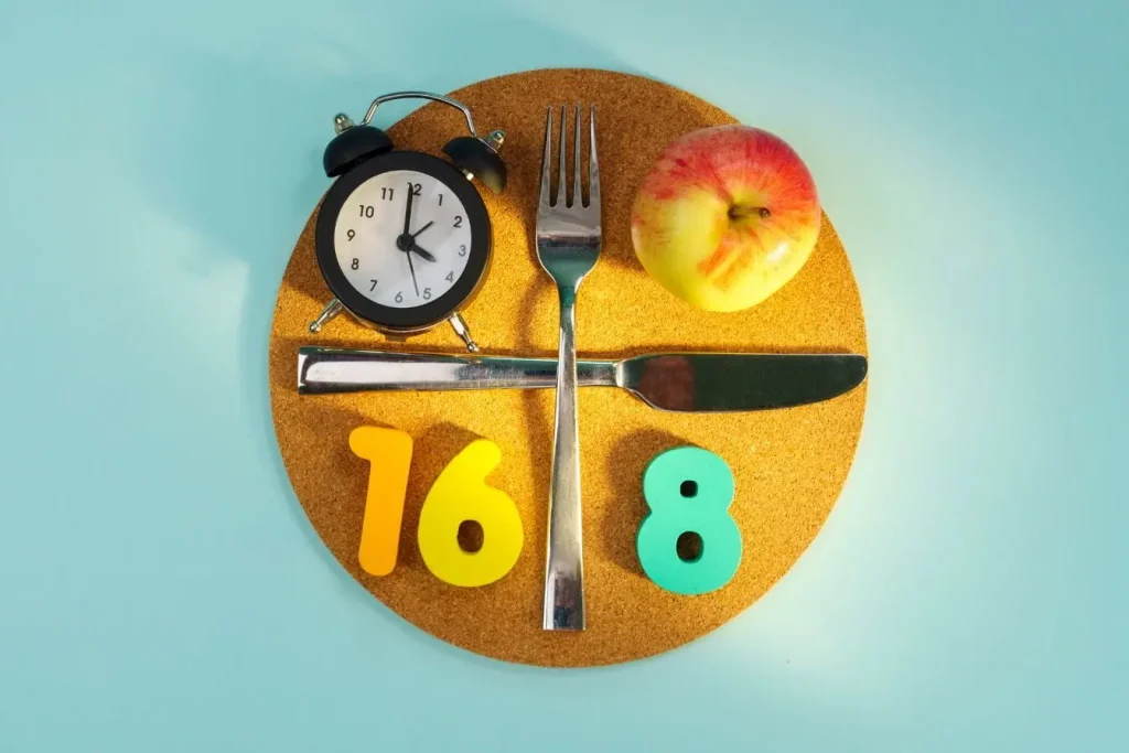 Tapis rond avec horloge et chiffres 16 et 8 illustrant le rythme du jeûne intermittent