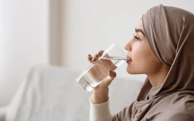 Boire de l’eau chaude : bienfaits, vertus et conseils pour bien l’intégrer au quotidien