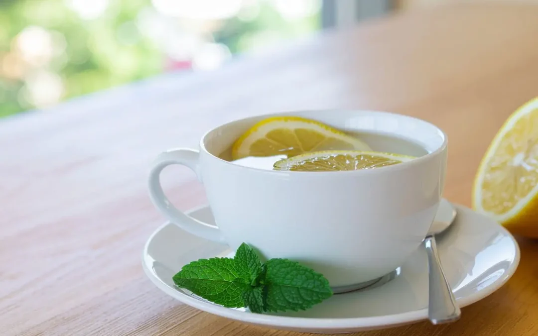 Boire de l&rsquo;eau citronnée à jeun : quels sont les réels dangers et effets secondaires ?
