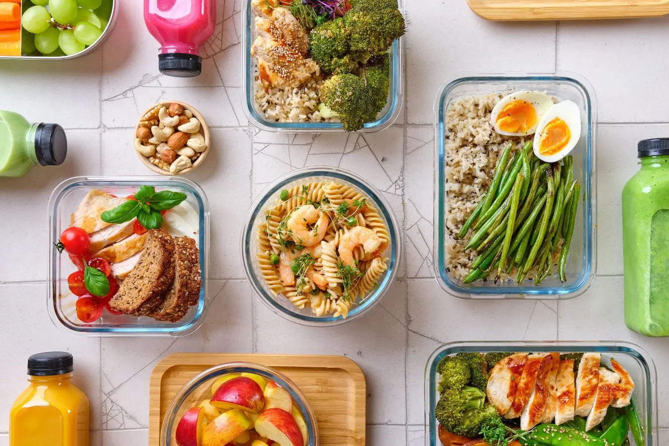 Contenants repas équilibrés avec poulet, légumes et riz, image illustrant une alimentation anti-candida riche en protéines et fibres.