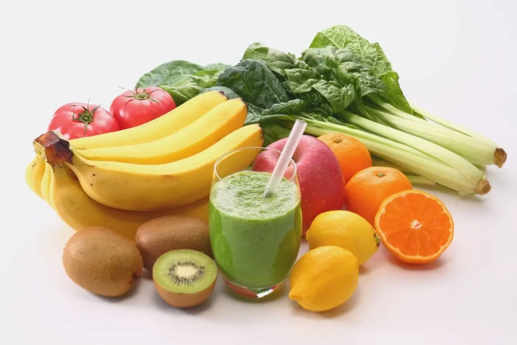 Assortiment coloré de fruits et légumes frais sur table blanche, image illustrant une alimentation riche en nutriments essentiels pour la santé des yeux.