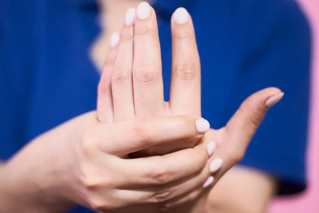 Étirement des doigts Mains en gros plan avec doigts étirés, image qui illustre les gestes simples pour soulager naturellement le syndrome du canal carpien.