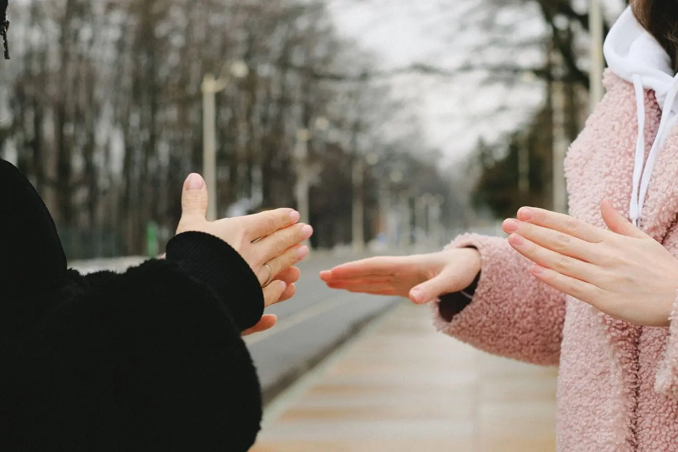 Gestes de mains Scène de rue en hiver avec mains exposées, illustration des symptômes de mains froides.
