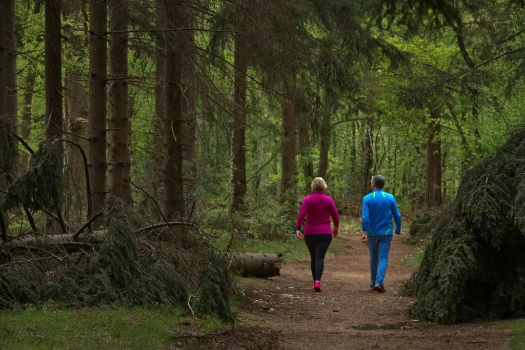 Marche sportive sur sentier naturel, illustration typique d’un geste pour alléger les jambes lourdes.