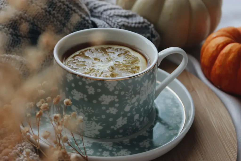 Tasse fleurie remplie d’infusion chaude avec rondelle de citron, symbole des gestes naturels pour prévenir la grippe.