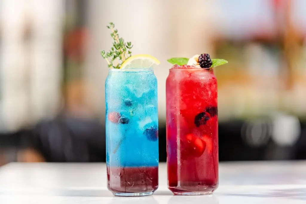 Boissons fraîches aux couleurs vives avec baies et herbes, image claire d’une solution naturelle contre la cystite interstitielle.