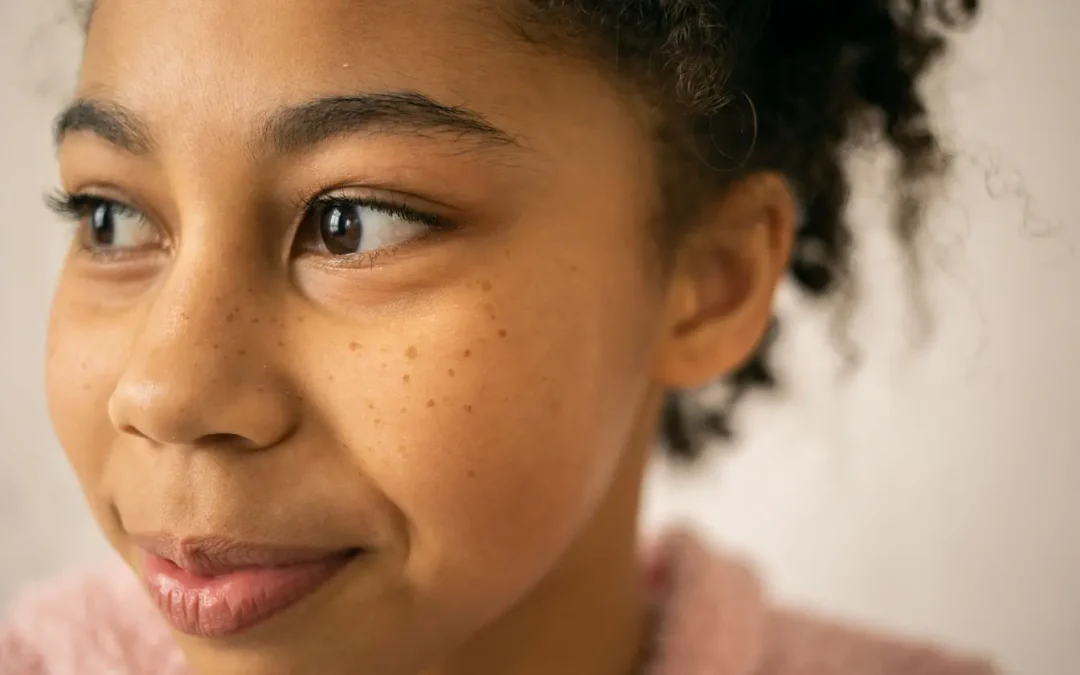 Cernes creux : causes, facteurs favorisants et solutions efficaces pour rajeunir le regard