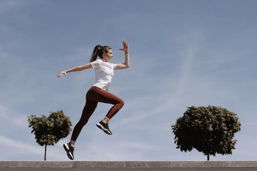Gros plan sur silhouette sportive en mouvement, reflet des causes possibles des bouffées de chaleur hors ménopause.