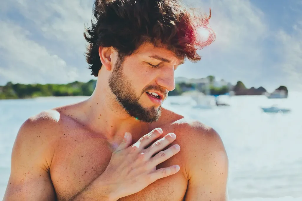 Torse nu exposé à la lumière naturelle, illustration de la carence en vitamine D.
