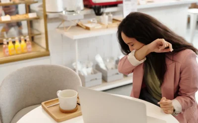 Toux sèche qui dure : quelles sont les causes d’une toux persistante ?