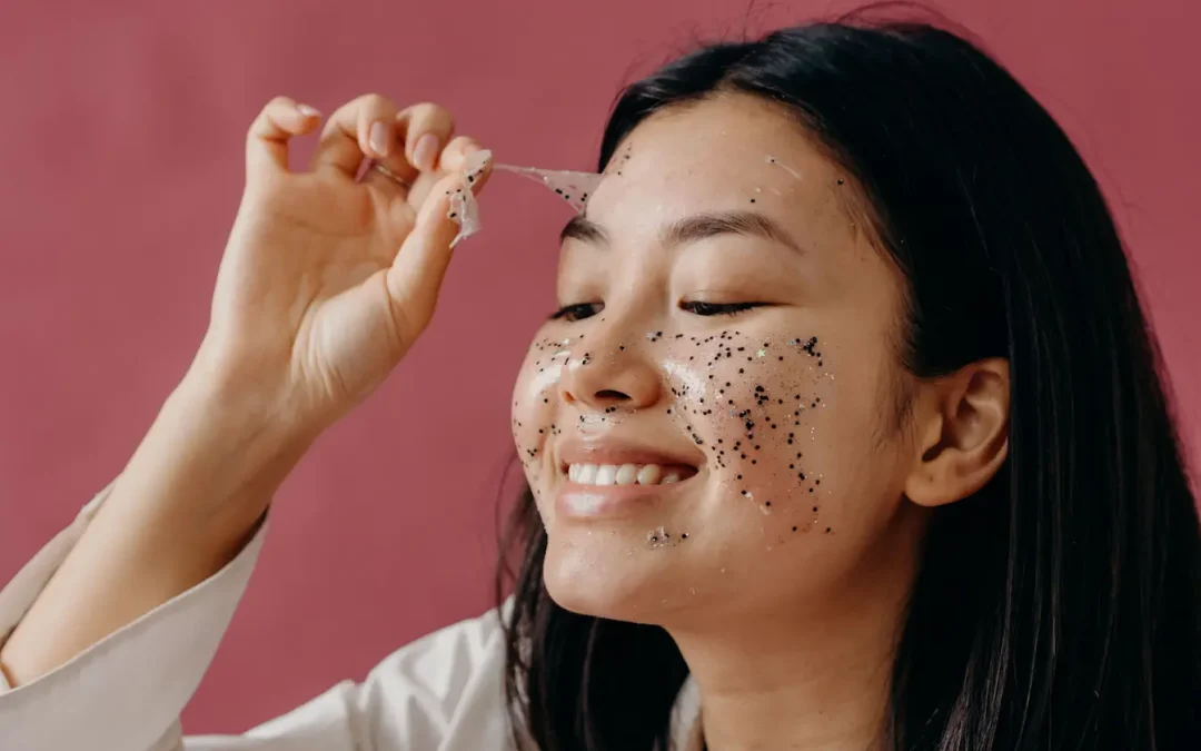 Peau qui pèle sur le visage : quelles sont les causes et comment réagir ?