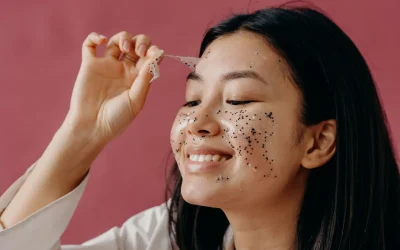 Peau qui pèle sur le visage : quelles sont les causes et comment réagir ?