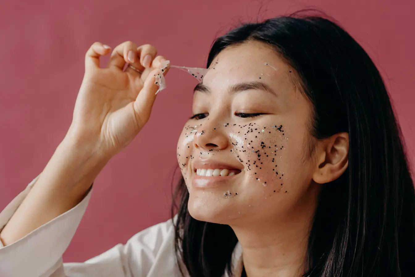 visage avec masque peel‑off Gros plan sur visage avec masque peel‑off, reflet des réactions cutanées et de la peau qui pèle.