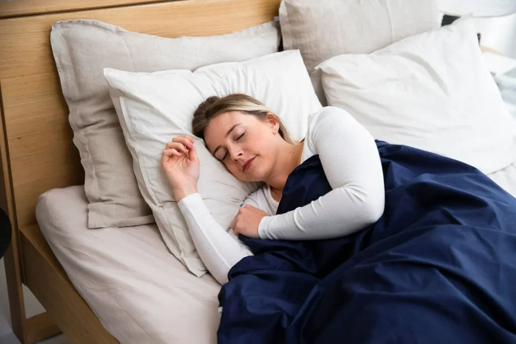 Personne endormie dans chambre paisible, symbole des exercices de relaxation respiratoire.