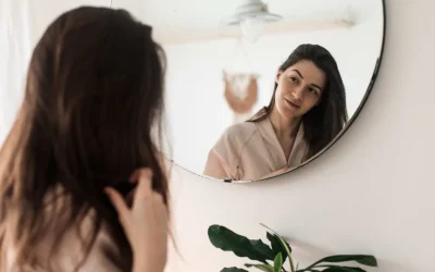 Comment reconnaître une personne narcissique ? Traits de personnalité et signes d’alerte